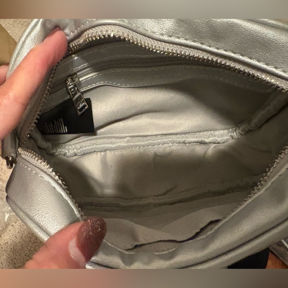 Badgley Mischka Silver Chevron Crossbody Bag - Picture 4 of 4